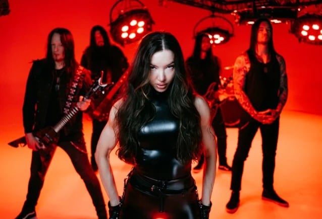 Lauren Hart faz o balanço dos primeiros meses à frente dos Arch Enemy